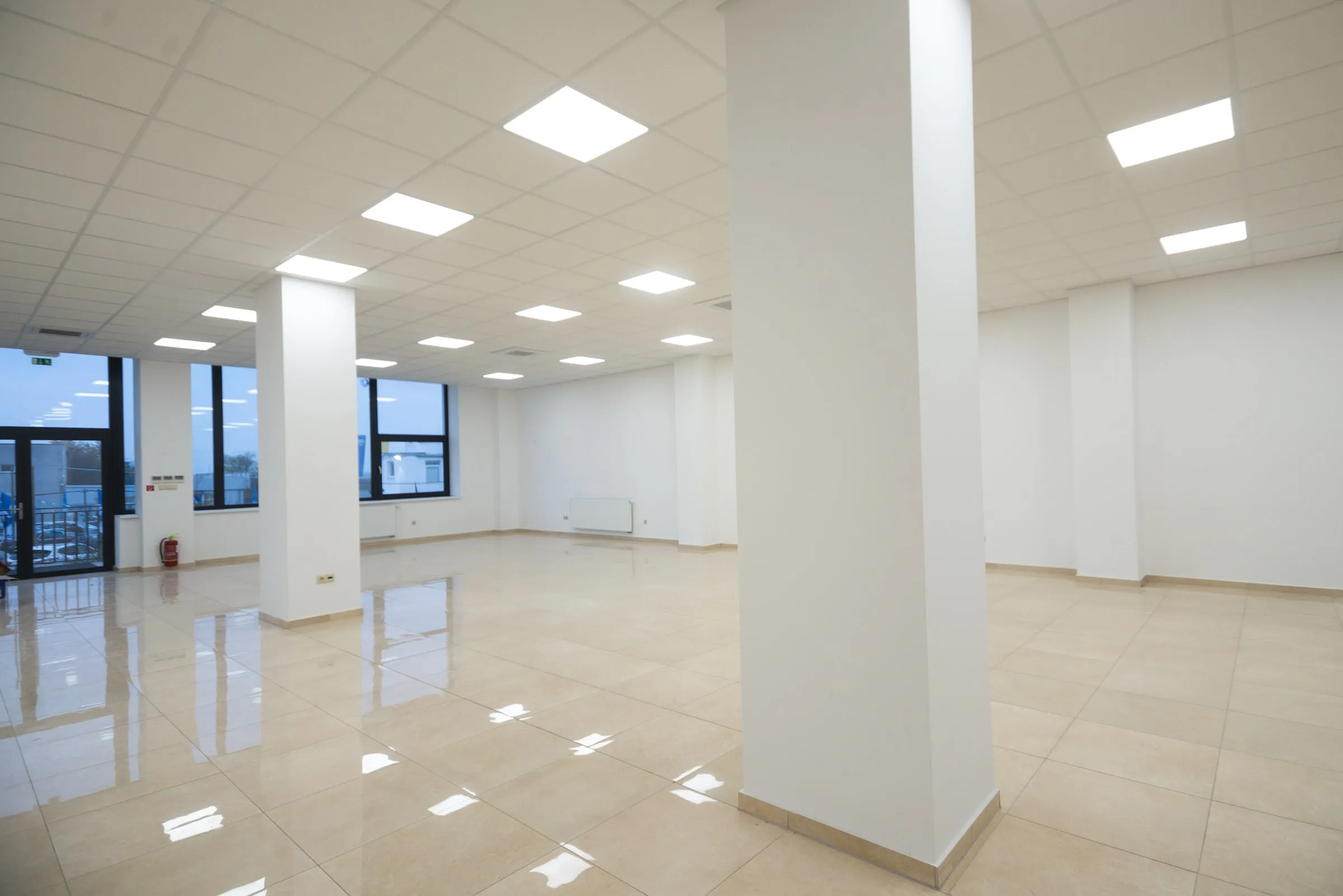 Otvorená plocha s nosným stĺpom a LED osvetlením